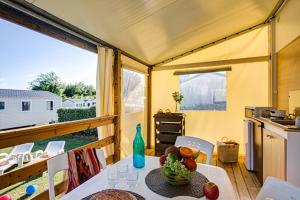 Kuchyň nebo kuchyňský kout v ubytování Camping Les Pommiers du Mont Saint Michel