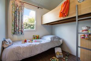 Postel nebo postele na pokoji v ubytování Camping Les Pommiers du Mont Saint Michel + 37 fotografií
