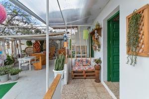 eine Terrasse mit grüner Tür und einem Stuhl in der Unterkunft Casa vacacional La Finca González in Tenteniguada