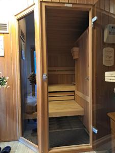 szafka w kuchni z otwartymi drzwiami w obiekcie Ferienwohnung Johannesklause w mieście Mittenwald