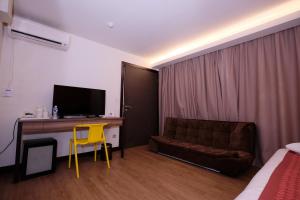 TV a/nebo společenská místnost v ubytování Memoire Hornbill Hotel Kuching Sarawak