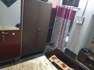 PrayagrajSarkar Homestay的一间设有镜子、一张沙发和一个橱柜的房间