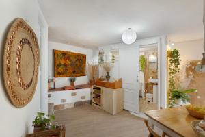 ein Wohnzimmer mit Tisch und ein Esszimmer in der Unterkunft Casa vacacional La Finca González in Tenteniguada