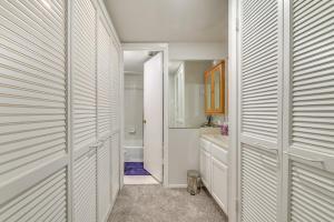 Ένα μπάνιο στο 12 Mi to Downtown Dallas Irving Condo with Balcony +18 φωτογραφίες