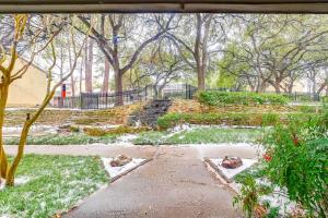 Κήπος έξω από το 12 Mi to Downtown Dallas Irving Condo with Balcony