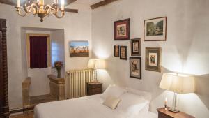 Postel nebo postele na pokoji v ubytování Chateau de Balsac + 37 fotografií