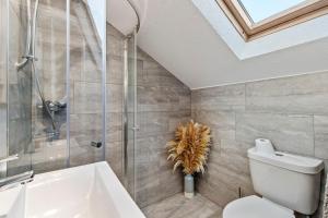 Ένα μπάνιο στο Swn Y Don - Modern Luxury Steps from Newgale Beach Bliss for up to 10 People +39 φωτογραφίες