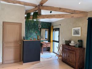 a kitchen with a counter and a sink in a room at Gîte La Maison Mélomane 10 personnes in Saussens