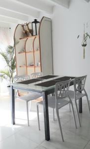 a dining room table with two chairs and a mirror at Hermoso Apto Piedecuesta Centro in Piedecuesta