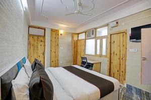Postel nebo postele na pokoji v ubytování Super Umen Hotel Nearest Sector 66 Noida + 29 fotografií