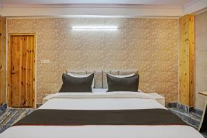 Postel nebo postele na pokoji v ubytování Super Umen Hotel Nearest Sector 66 Noida