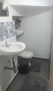a bathroom with a sink and a toilet at Hermoso Apto Piedecuesta Centro in Piedecuesta