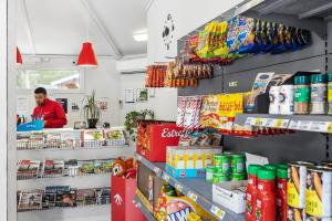 Supermarket nebo jiné obchody v  kempu nebo okolí