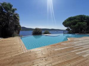 a swimming pool with a view of a lake at Le Shetland - T4 spacieux bord de mer et piscine in Pianottoli-Caldarello