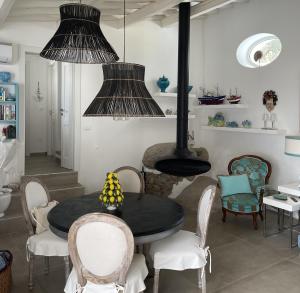 ein Esszimmer mit einem Tisch und einem Herd in der Unterkunft Villa Acquaro Santa Caterina Dello Ionio With Pool in Santa Caterina dello Ionio + 30 Fotos