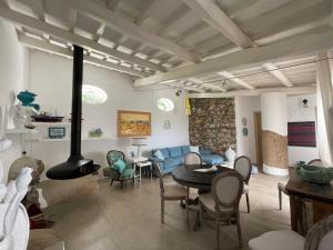 ein Wohnzimmer mit Tisch und Kamin in der Unterkunft Villa Acquaro Santa Caterina Dello Ionio With Pool in Santa Caterina dello Ionio