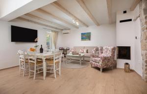 Μια τηλεόραση ή/και κέντρο ψυχαγωγίας στο Beautiful Home In Bribir