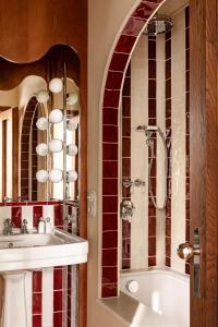 Château des Fleurs Hôtel & Spa Paris的一间浴室