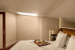 Château des Fleurs Hôtel & Spa Paris客房内的一张或多张床位