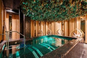 Bazén v ubytování HVOYA Apart-Hotel & SPA nebo v jeho okolí