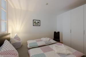 クレフにあるFerienweingut Jürgen Beth Parterreのベッドルーム1室(ツインベッド2台付)