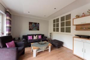 クレフにあるFerienweingut Jürgen Beth Parterreのソファとテーブルのあるリビングルーム +9枚の写真