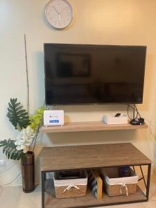 TV/trung tâm giải trí tại Affordable Tagaytay Serin East Staycation
