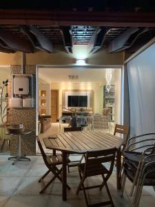 a living room with a wooden table and chairs at Apartamento Duplex Cobertura in Belém