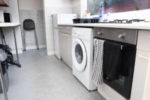 レスターにある2 Bedroom House - Sleeps 4 - Free Parking Wifiのキッチン(洗濯機、シンク付)