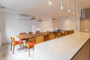 a dining room with a table and chairs at Lobie Gloria Del'Art in Rio de Janeiro