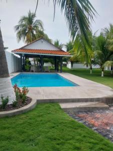 Una piscina en un patio con un cenador. en Boni Beach, en Miravalles