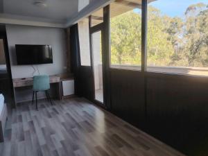 Uma televisão e/ou sistema de entretenimento em Vita Gardenia Hotel Tskaltubo