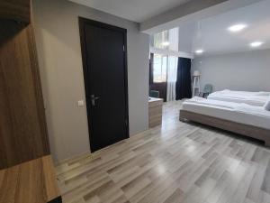 Uma cama ou camas num quarto em Vita Gardenia Hotel Tskaltubo