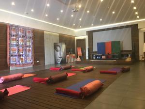 a room with a bunch of pillows in a yoga class at Costa Farilya Special Class Hotel Bodrum in Gundogan