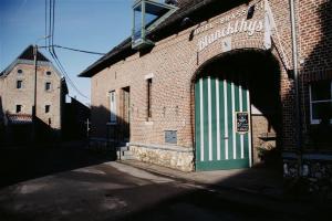 a brick building with a green door on it at Blanckthys Hotel Voeren in Voeren