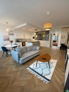 una sala de estar con un sofá y una mesa en Magnifique Appartement Vieux Port Refait à Neuf, en La Rochelle