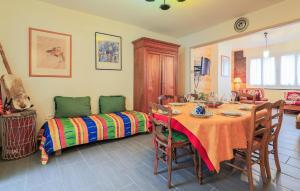 Ruang duduk di Awesome Home In Dunkerque With Wifi +19 gambar