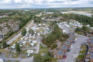 斯特伦斯塔德First Camp City-Strömstad的享有停车场空中的景致,设有汽车