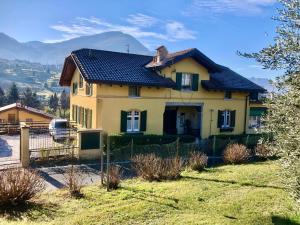 贝拉吉奥康卡佛得角公寓的前面有栅栏的黄色房子