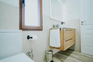bagno con armadietto in legno e distributore di asciugamani di Casa María a Villanueva de Ávila Altre 69 foto