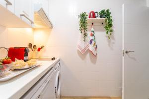 kuchnia z blatem z talerzem żywności w obiekcie Cozy Blue Apartment - Alojamiento de temporada w Madrycie