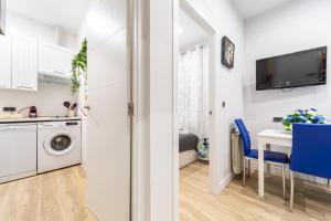 kuchnia i jadalnia ze stołem i pralką w obiekcie Cozy Blue Apartment - Alojamiento de temporada w Madrycie