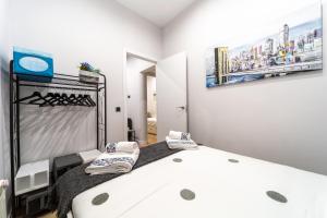 sypialnia z łóżkiem z butami w obiekcie Cozy Blue Apartment - Alojamiento de temporada w Madrycie