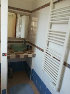 Koupelna v ubytování Agréable maison calme avec terrasse, jardin et vue sur verger