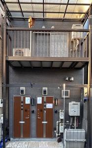 东京京成曳舟駅徒歩3分 寶島 2階 全1室的一组位于大楼一侧的储物柜 更多28张照片