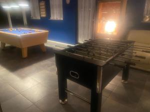 Biliár nebo kulečník v ubytování 2 Bed-Sleeps 4-Mtn View-Private Pool & Terrace
