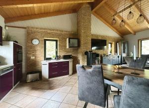 una gran cocina con una mesa de madera en una habitación en Am Hang, en Blankenburg