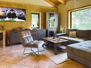 una sala de estar con un sofá y una mesa en Am Hang, en Blankenburg 17 fotos más