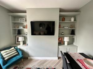 TV a/nebo společenská místnost v ubytování Bronte Cottage - Quirky, central, 2bed, seaside + 9 fotografií