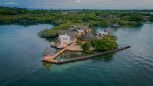 un'isola nell'acqua con una casa sopra di Islawa Soy Local - Isla Privada a Barú